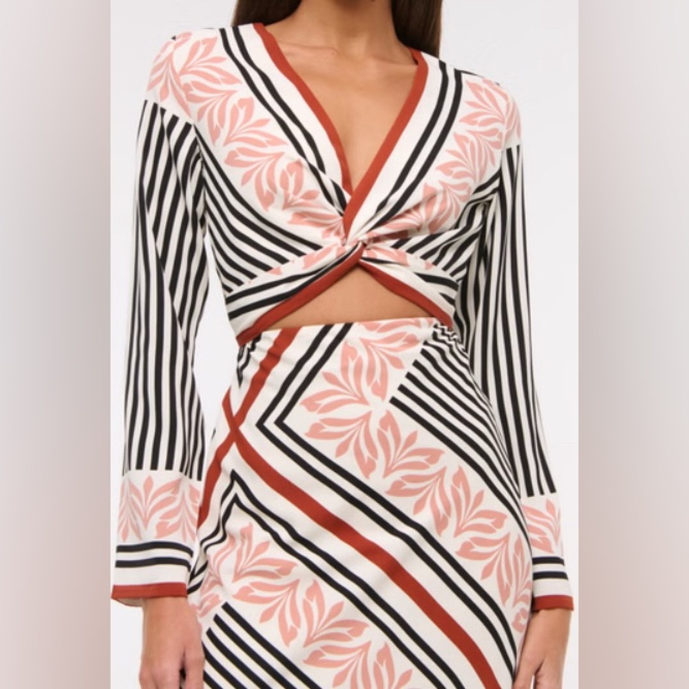 Abercrombie & Fitch Long-Sleeve Abstract Floral Twist-Front Maxi Dress: Petite M - Picture 4 of 10